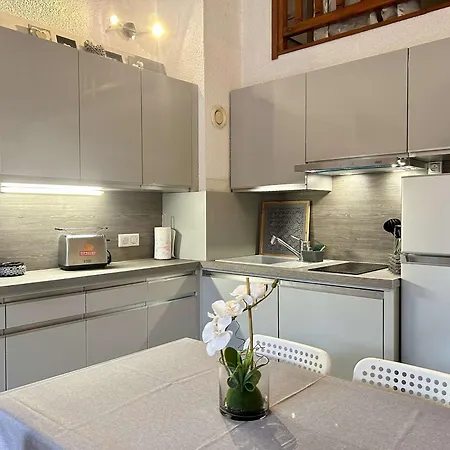 Studio Mezzanine Climatise Avec Parking Prive, Centre-ville Maxime - Fr-1-226-541 *
